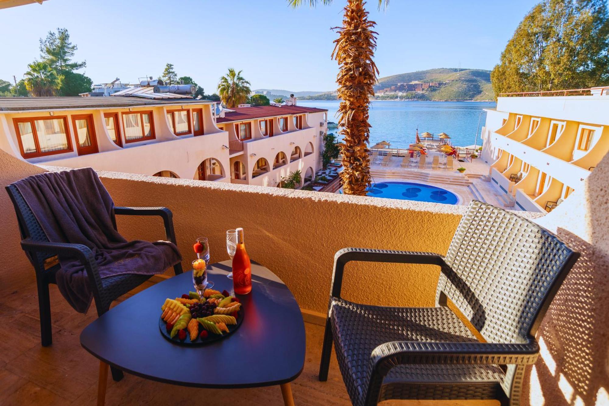 Club Aquarium Hotel & Spa Guvercinlik  Exterior photo